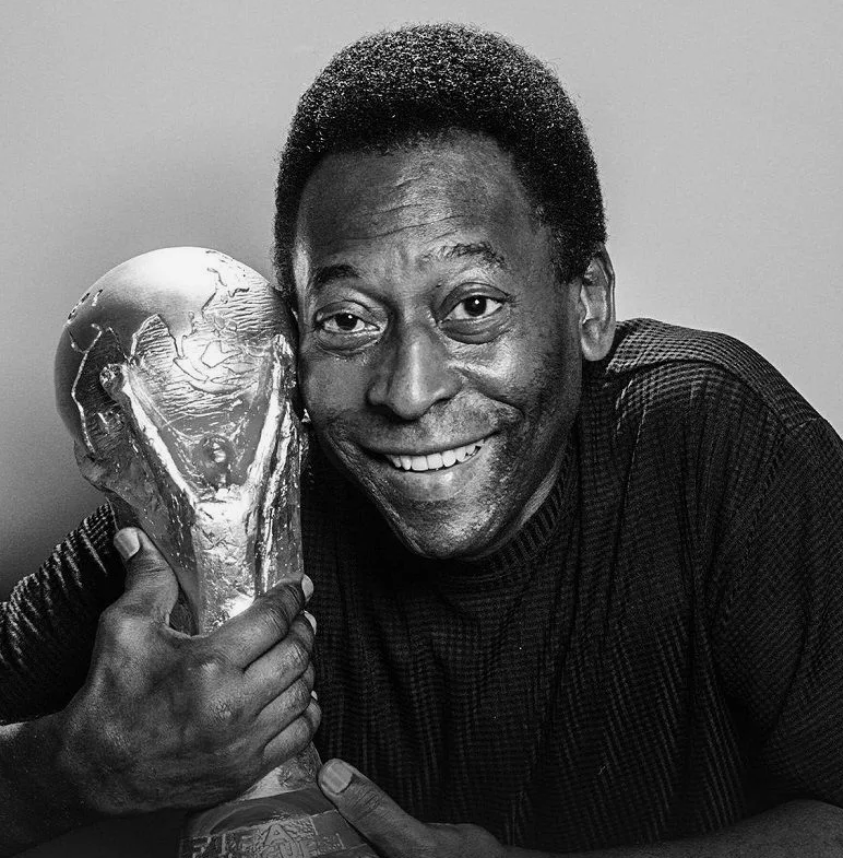 Pele získal míč na vlastní polovině hřiště, zahájil rychlý útok