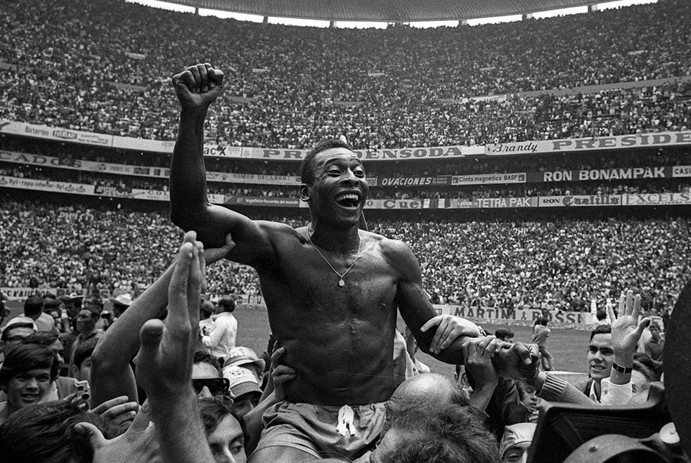 V roce 2000 FIFA jmenovala Pelého nejlepším fotbalistou 20